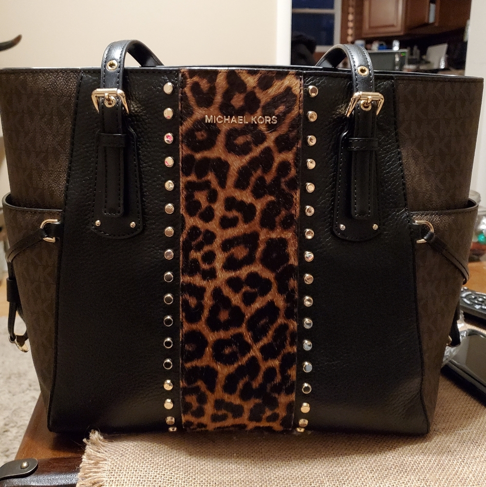 Micheal Kors Voyager Leopard Purse